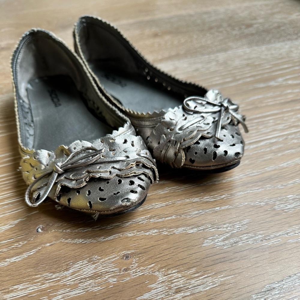 Soda Women Samosa Pewter Metpu Moccasins with Ornate Detailing Size 6.5